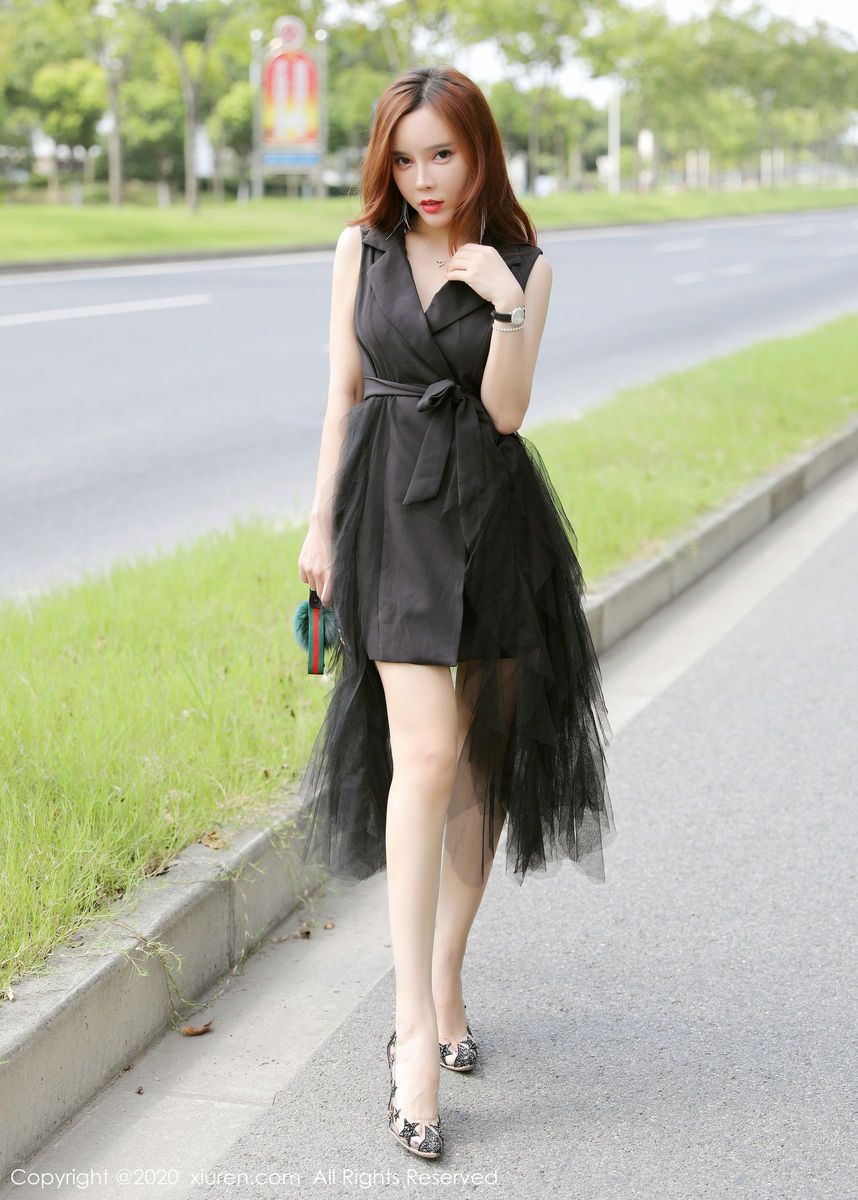 秀人网美女模特艾小青户外大胆内衣诱惑外拍系列性感写真