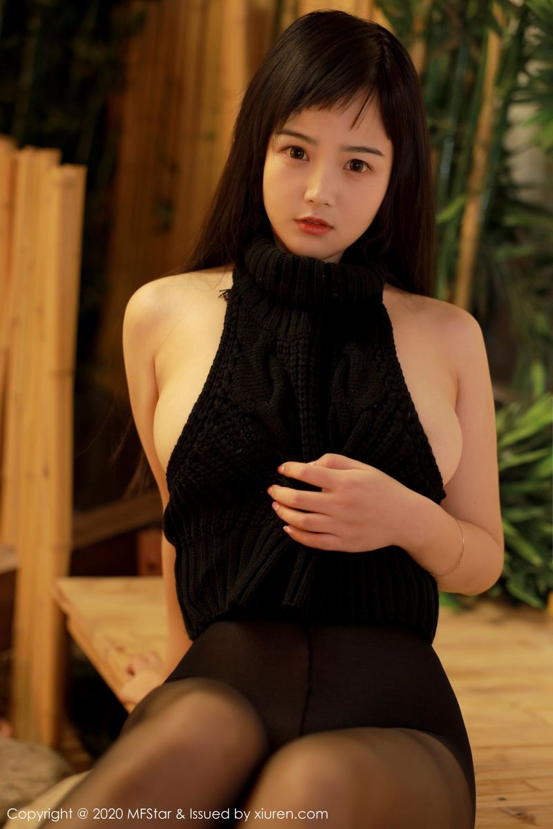 模范学院美女模特徐微微mia童颜欧派身材黑丝美腿魅惑写真