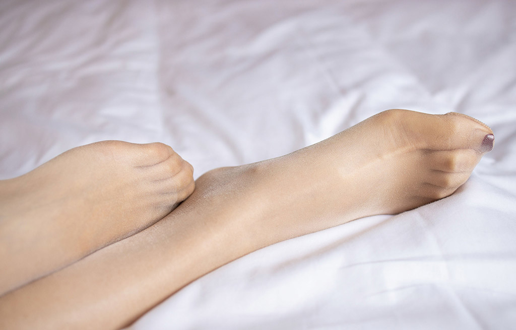 BABY柒半透内衣与蕾丝肉袜