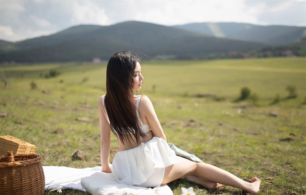 徐微微mia户外草地上的性感绽放