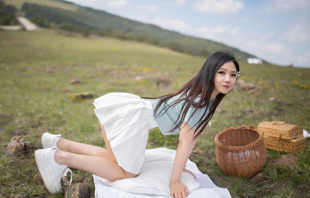 徐微微mia户外草地上的性感绽放