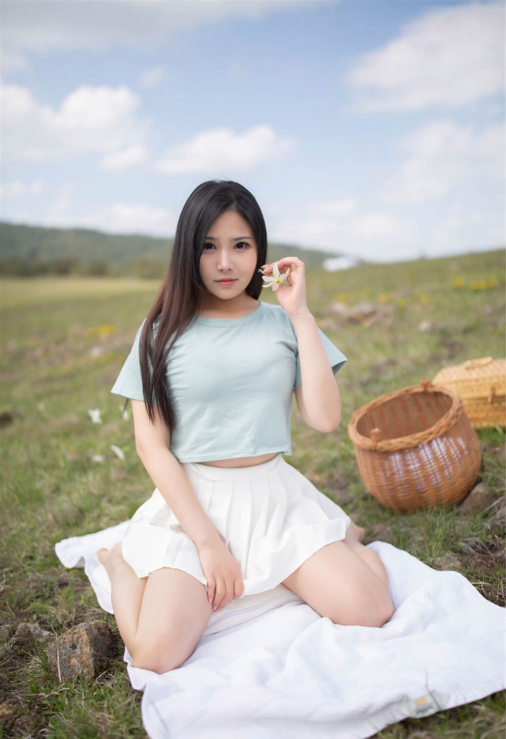 徐微微mia户外草地上的性感绽放