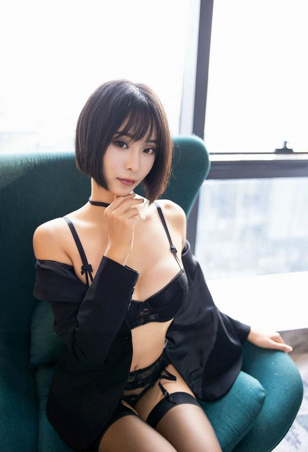 黑丝吊带美女高清图片性感长腿诱惑短发美少妇