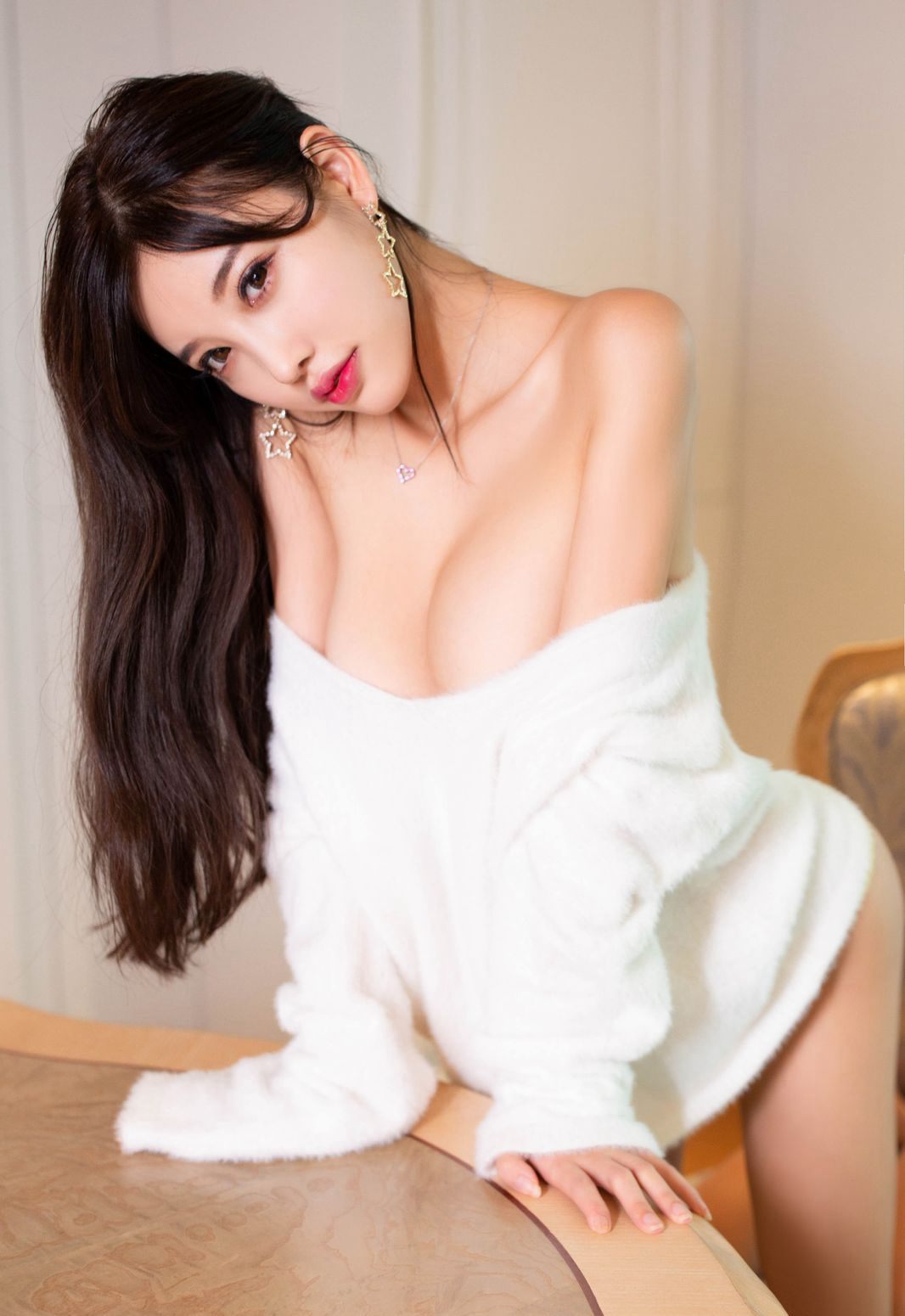 杨晨晨性感翘臀丝袜美腿高清风骚巨乳写真