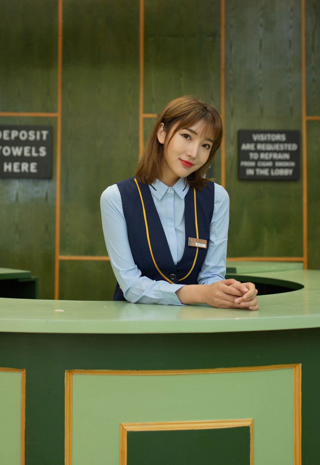 陆萱萱性感空姐制服诱惑翘臀姿势黑色丝袜美腿