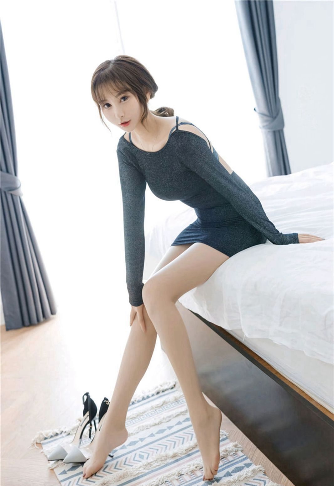 Lavinia肉肉高挑豪乳诱惑长腿丝袜高跟性感套图