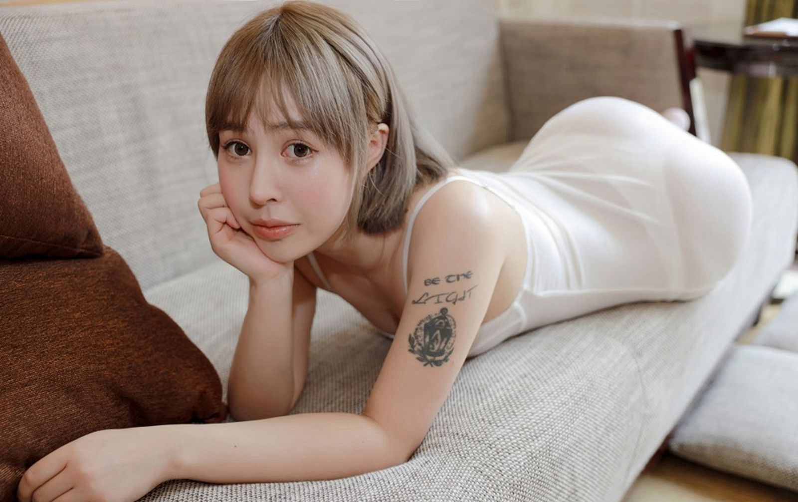 白色丝袜性感短发美女夏天Sienna诱惑大奶风骚写真