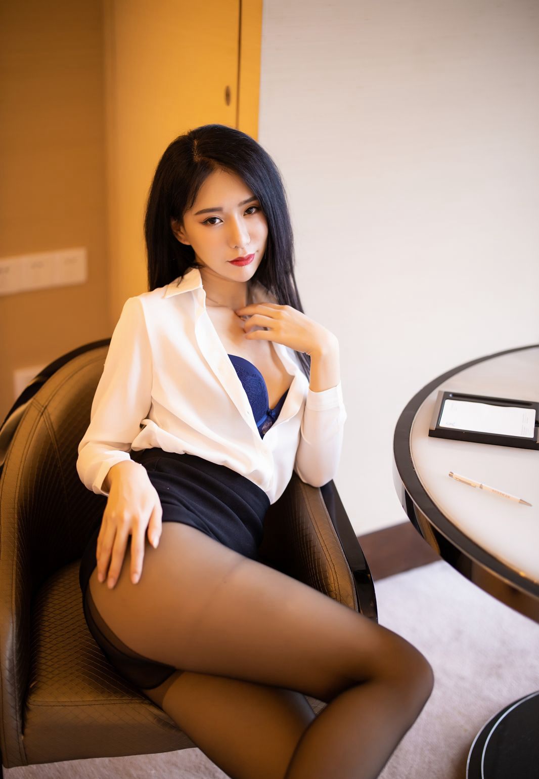 BABY_柒前凸后翘诱惑黑丝袜美腿高跟酒店私房人体艺