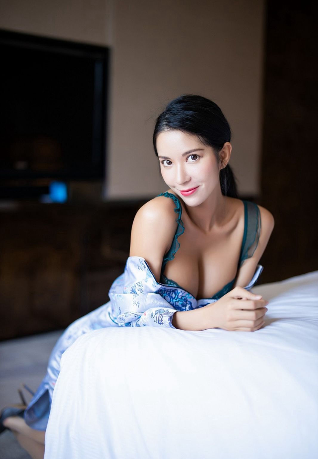 性感风骚美少妇Carry旗袍诱惑极品肉丝袜美腿