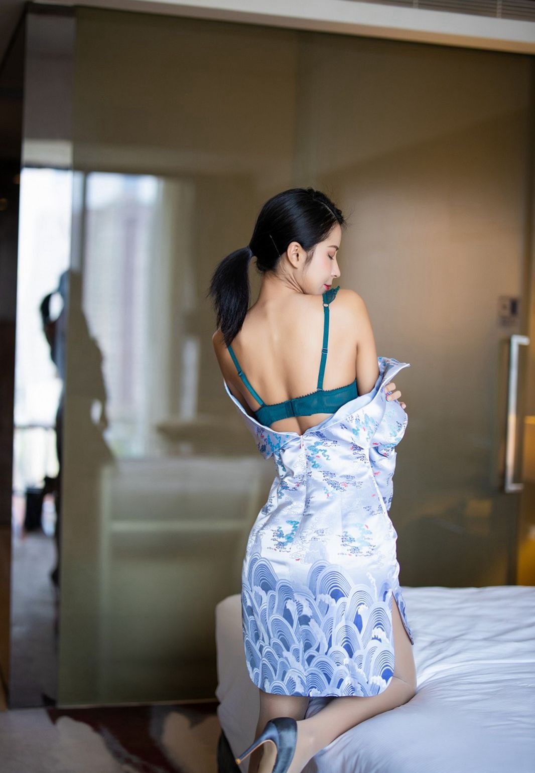 性感风骚美少妇Carry旗袍诱惑极品肉丝袜美腿