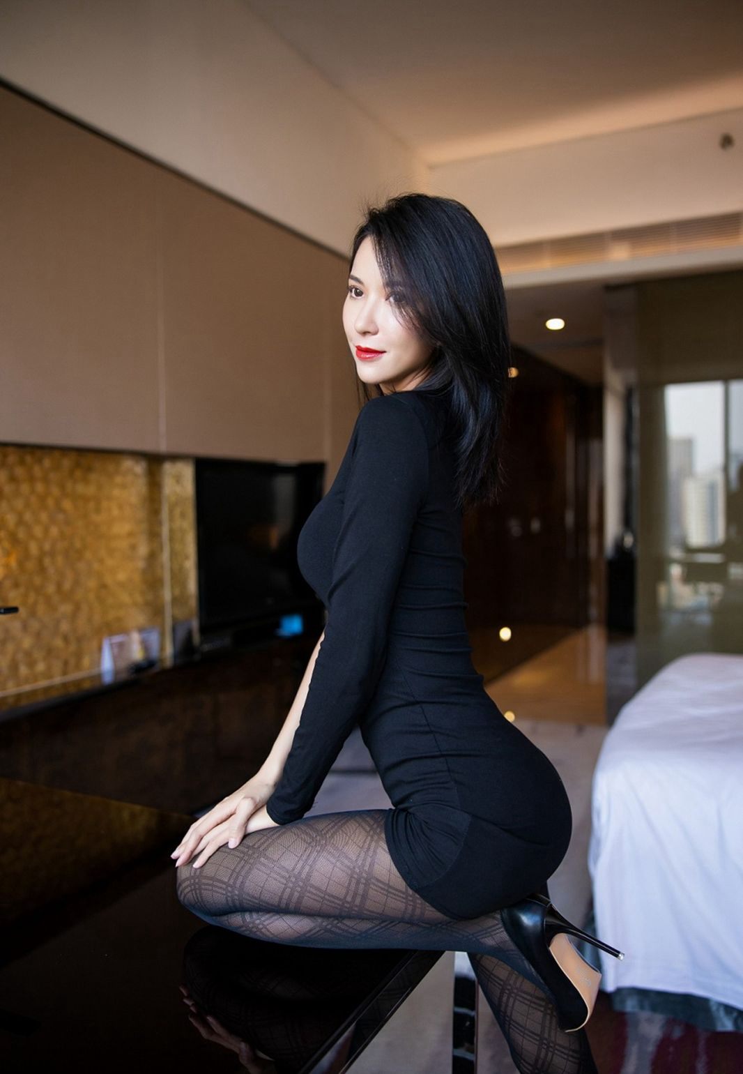 Carry女神完美大胸性感内衣美少妇黑丝美腿妖艳写真