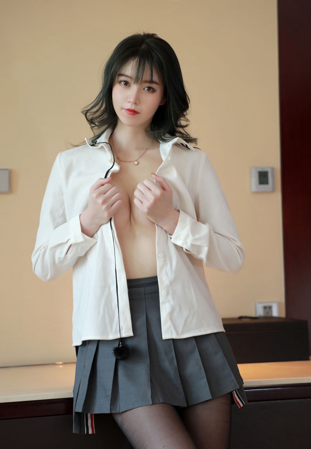 性感学生装黑丝美腿白皙皮肤风骚床上玉足写真集