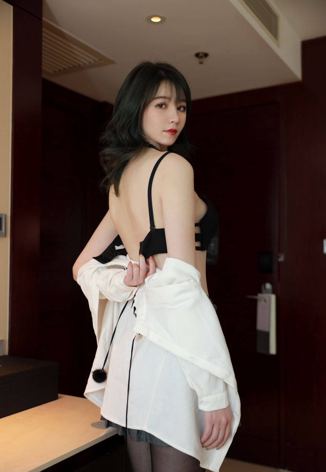 性感学生装黑丝美腿白皙皮肤风骚床上玉足写真集