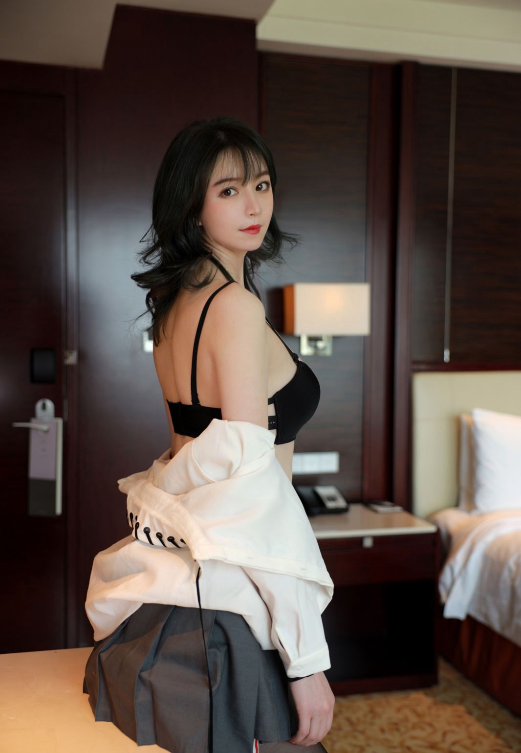 性感学生装黑丝美腿白皙皮肤风骚床上玉足写真集