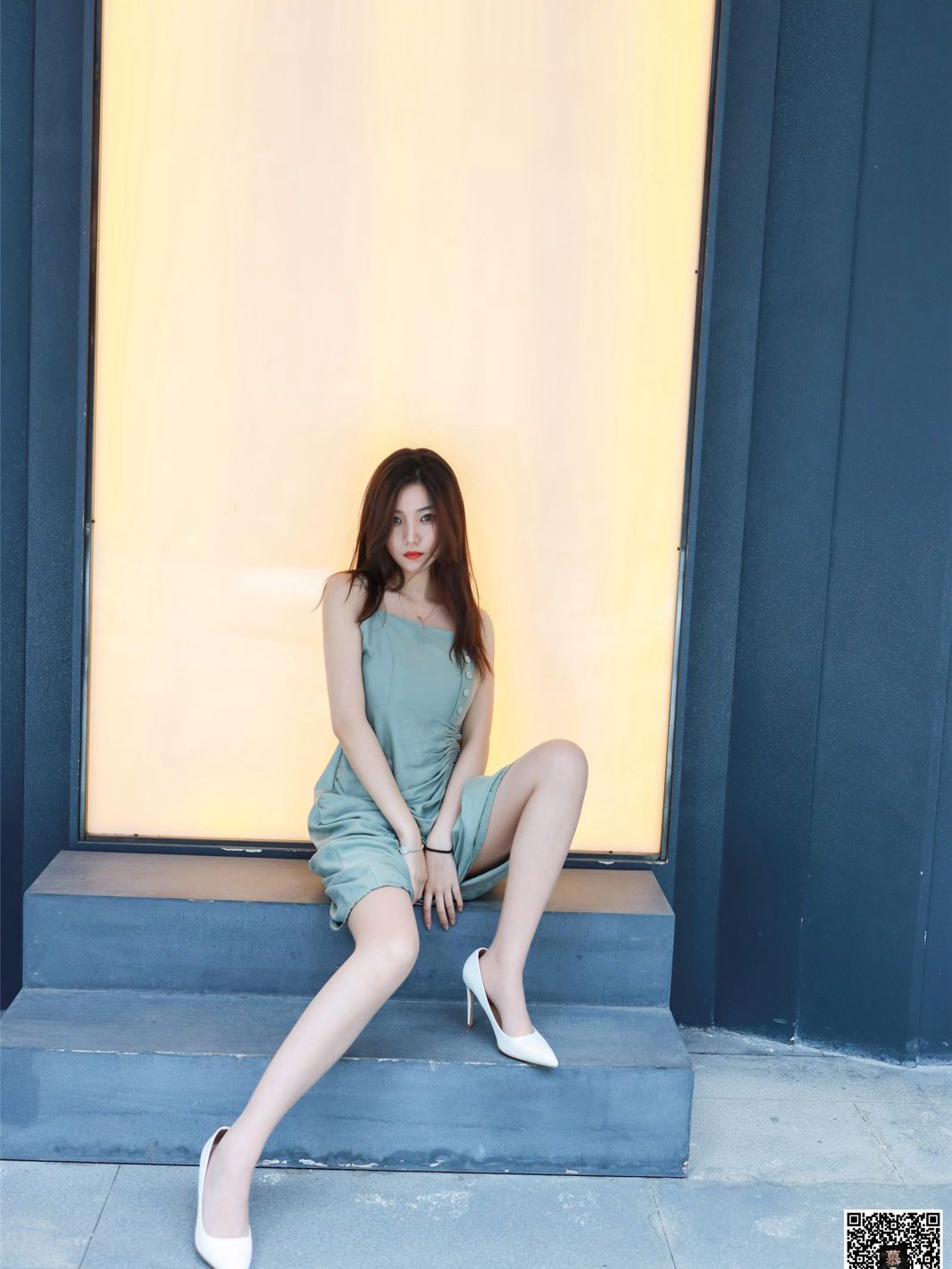 清纯丝袜美腿美女外拍连衣裙白皙性感写真