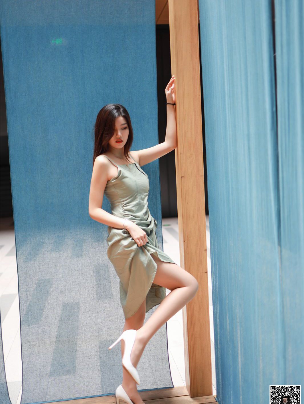 清纯丝袜美腿美女外拍连衣裙白皙性感写真