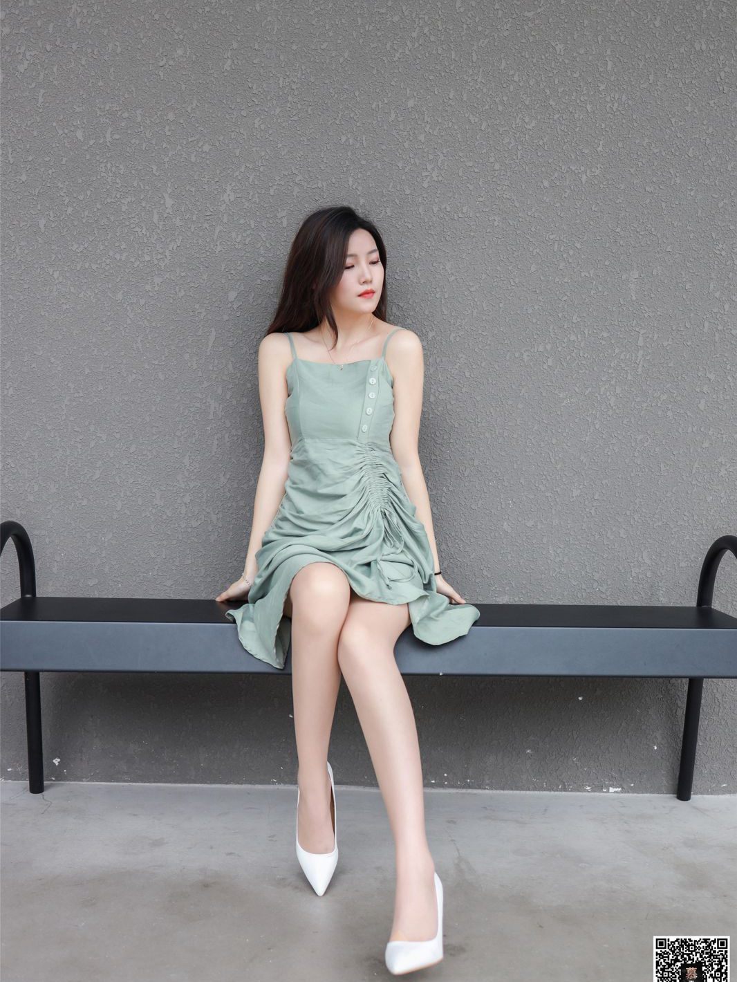 清纯丝袜美腿美女外拍连衣裙白皙性感写真