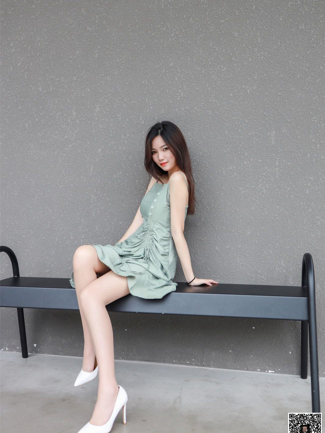 清纯丝袜美腿美女外拍连衣裙白皙性感写真