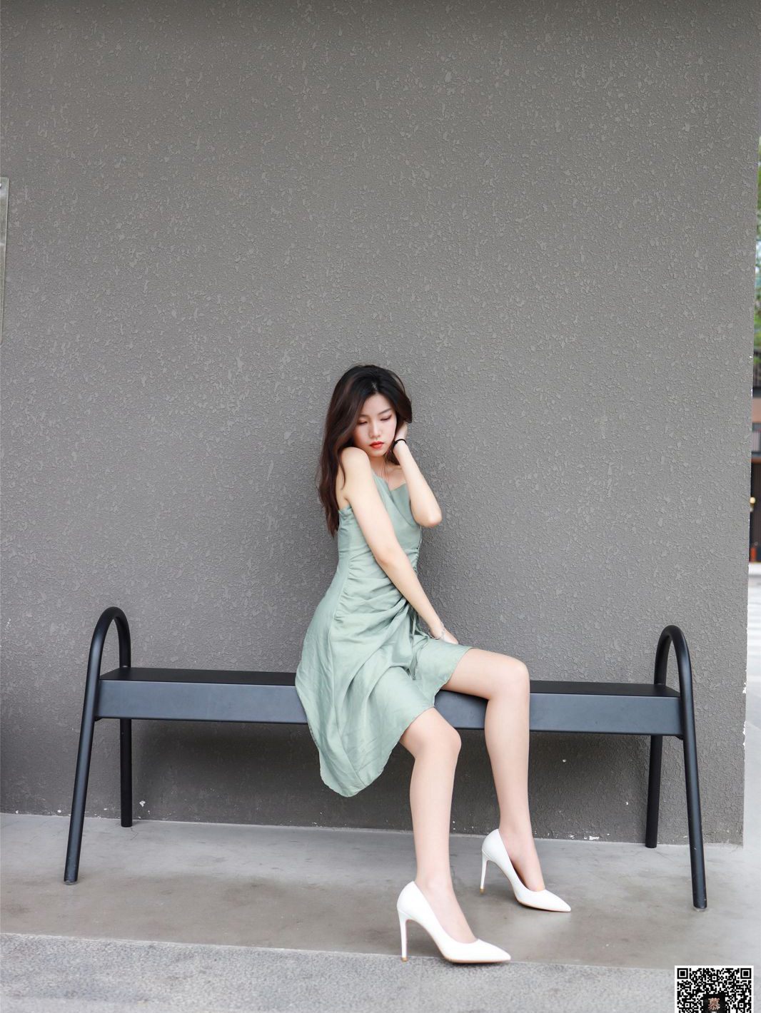 清纯丝袜美腿美女外拍连衣裙白皙性感写真