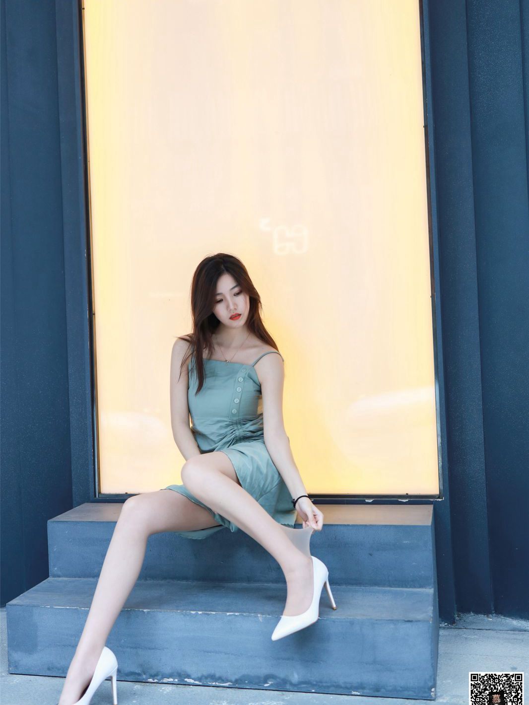 清纯丝袜美腿美女外拍连衣裙白皙性感写真