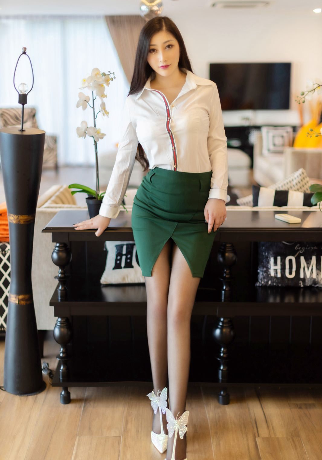 模特妲己细腰肥臀销魂爆乳黑丝袜美腿高跟写真