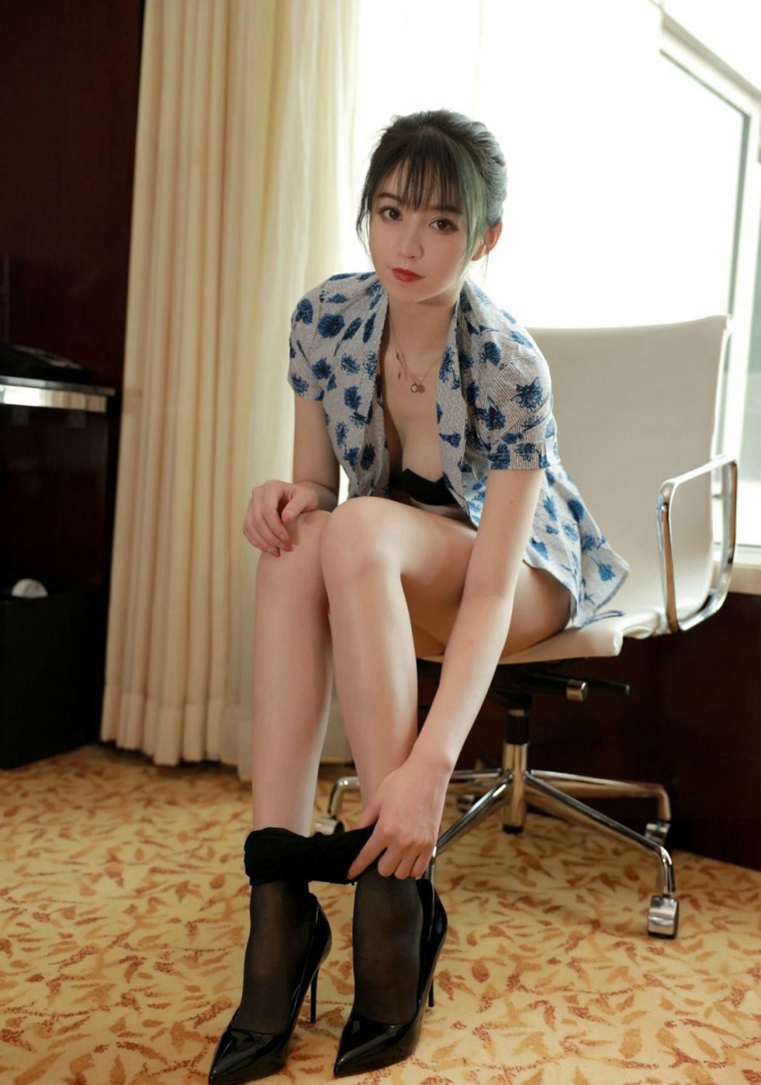 正在脱丝袜的黑丝美腿空姐制服丝袜空姐诱惑