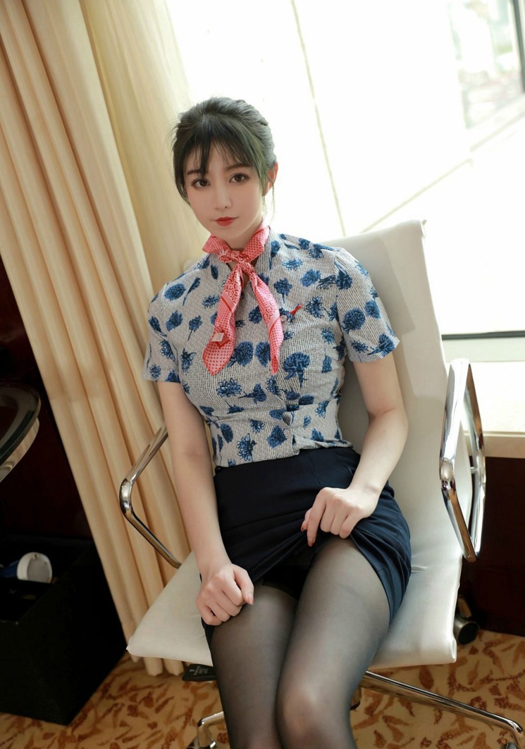 正在脱丝袜的黑丝美腿空姐制服丝袜空姐诱惑