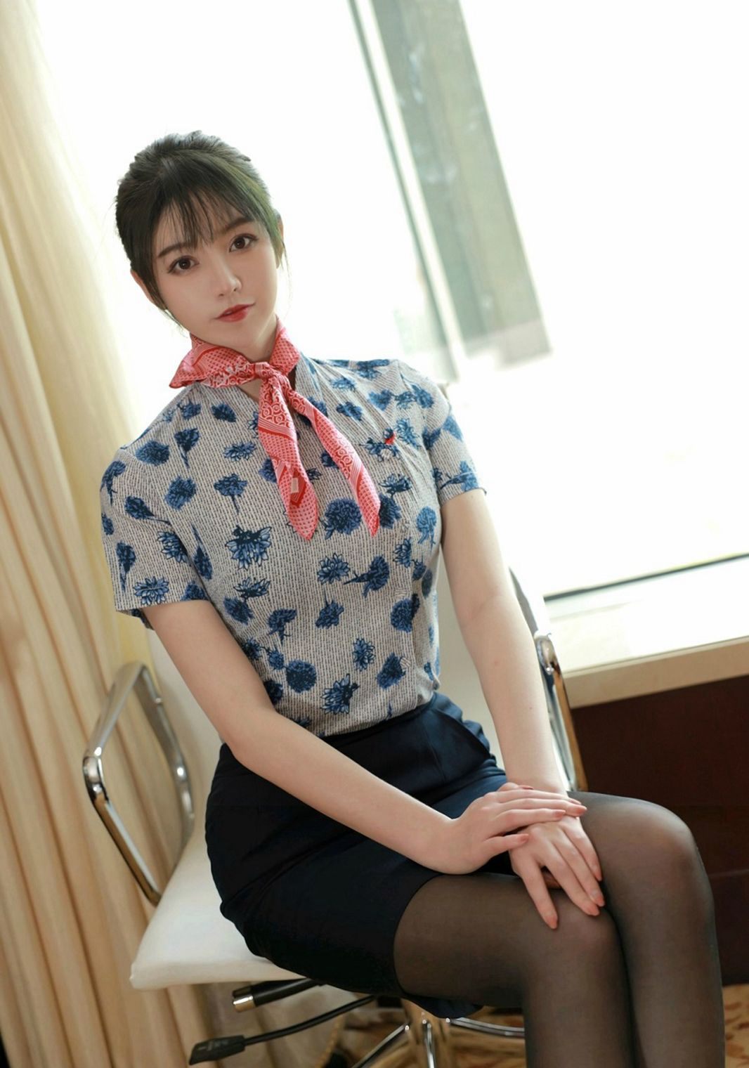 正在脱丝袜的黑丝美腿空姐制服丝袜空姐诱惑