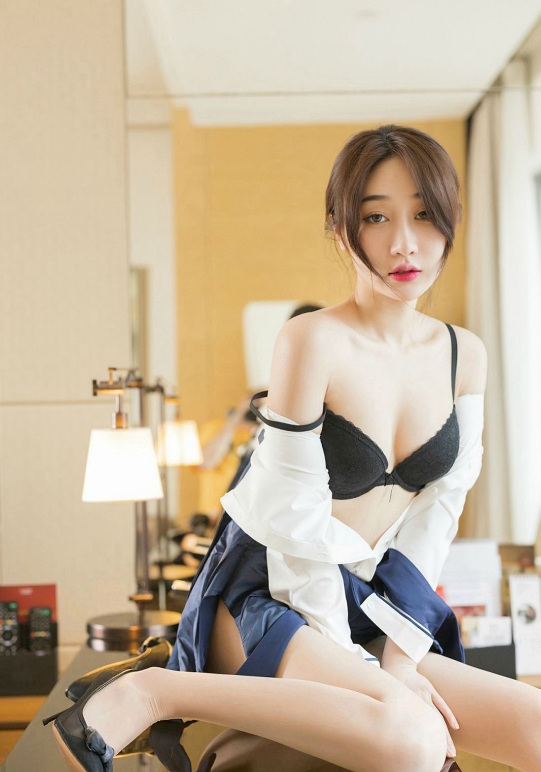 九月生肉丝袜美腿空姐制服美腿丁字裤高跟写真