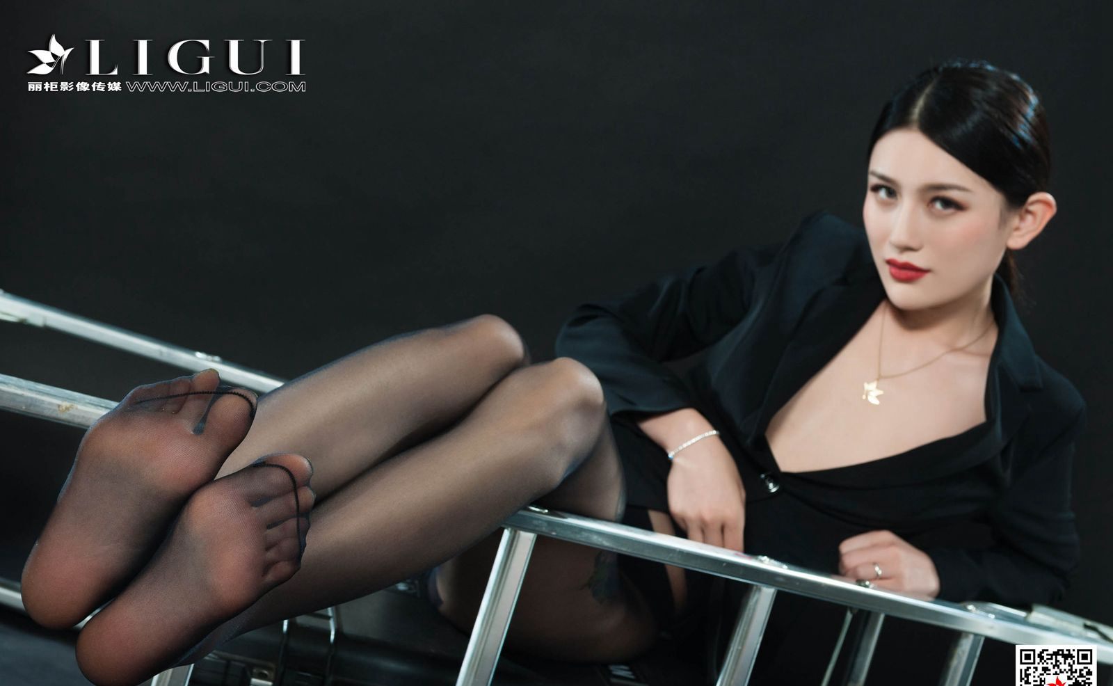 极品纹身黑丝美腿美女诱惑高跟玉足丰满美腿写真集