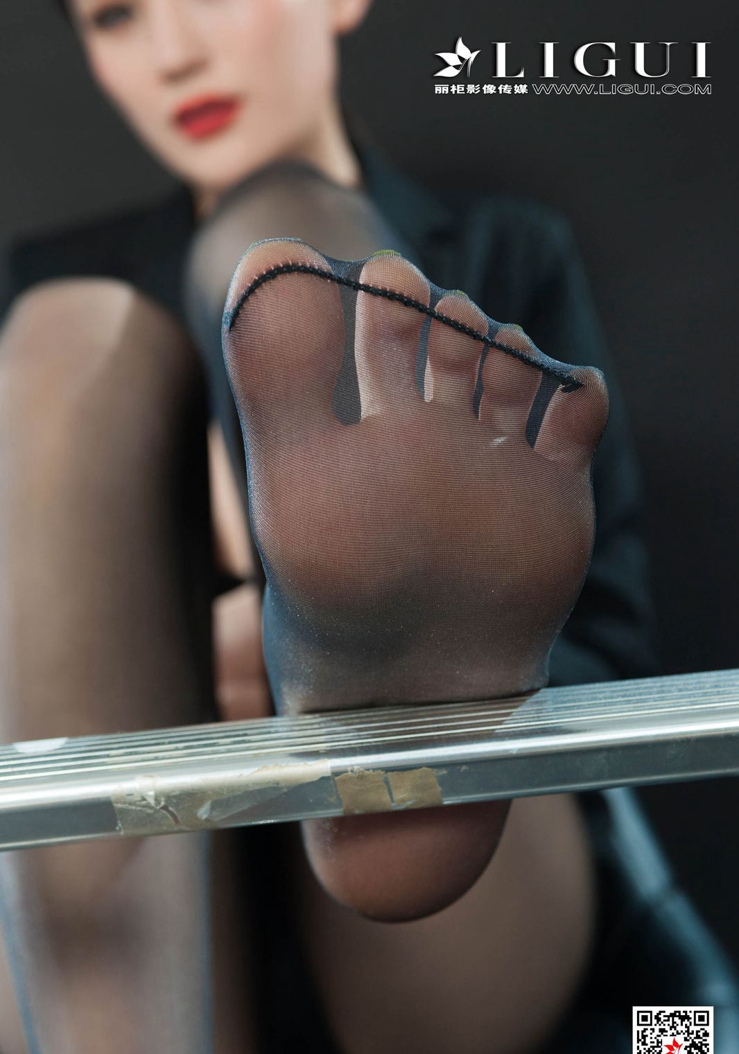 极品纹身黑丝美腿美女诱惑高跟玉足丰满美腿写真集