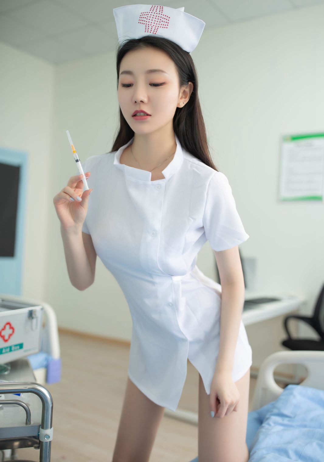 超诱惑护士安然肉色丝袜美腿翘臀护士装邪恶图片