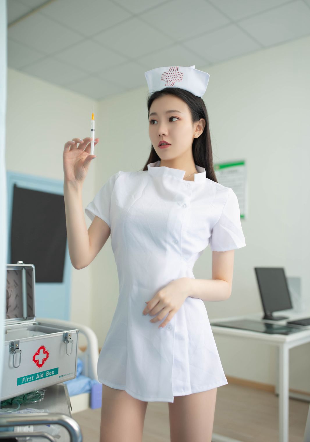 超诱惑护士安然肉色丝袜美腿翘臀护士装邪恶图片