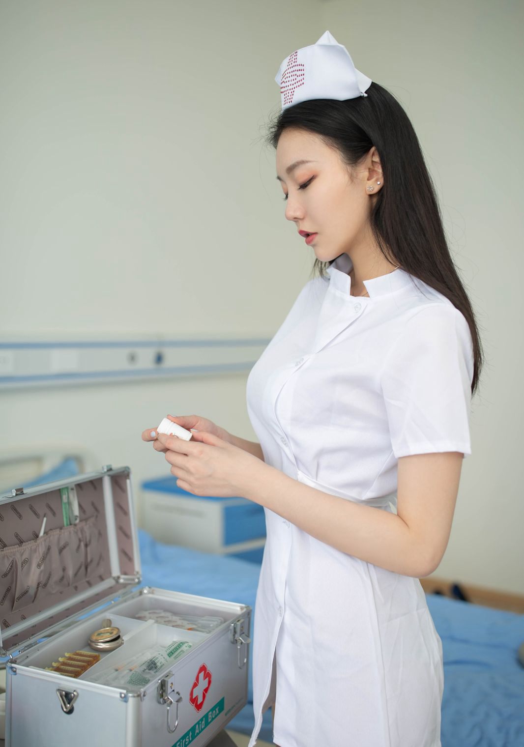 超诱惑护士安然肉色丝袜美腿翘臀护士装邪恶图片