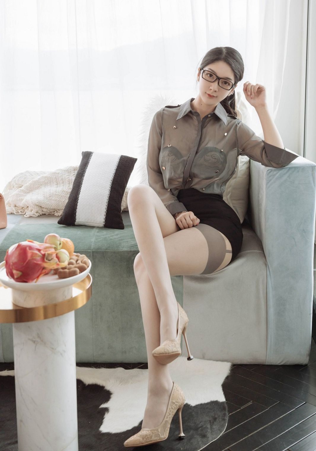 Angela小热巴吊带肉丝袜高跟极品美腿大尺度人体艺