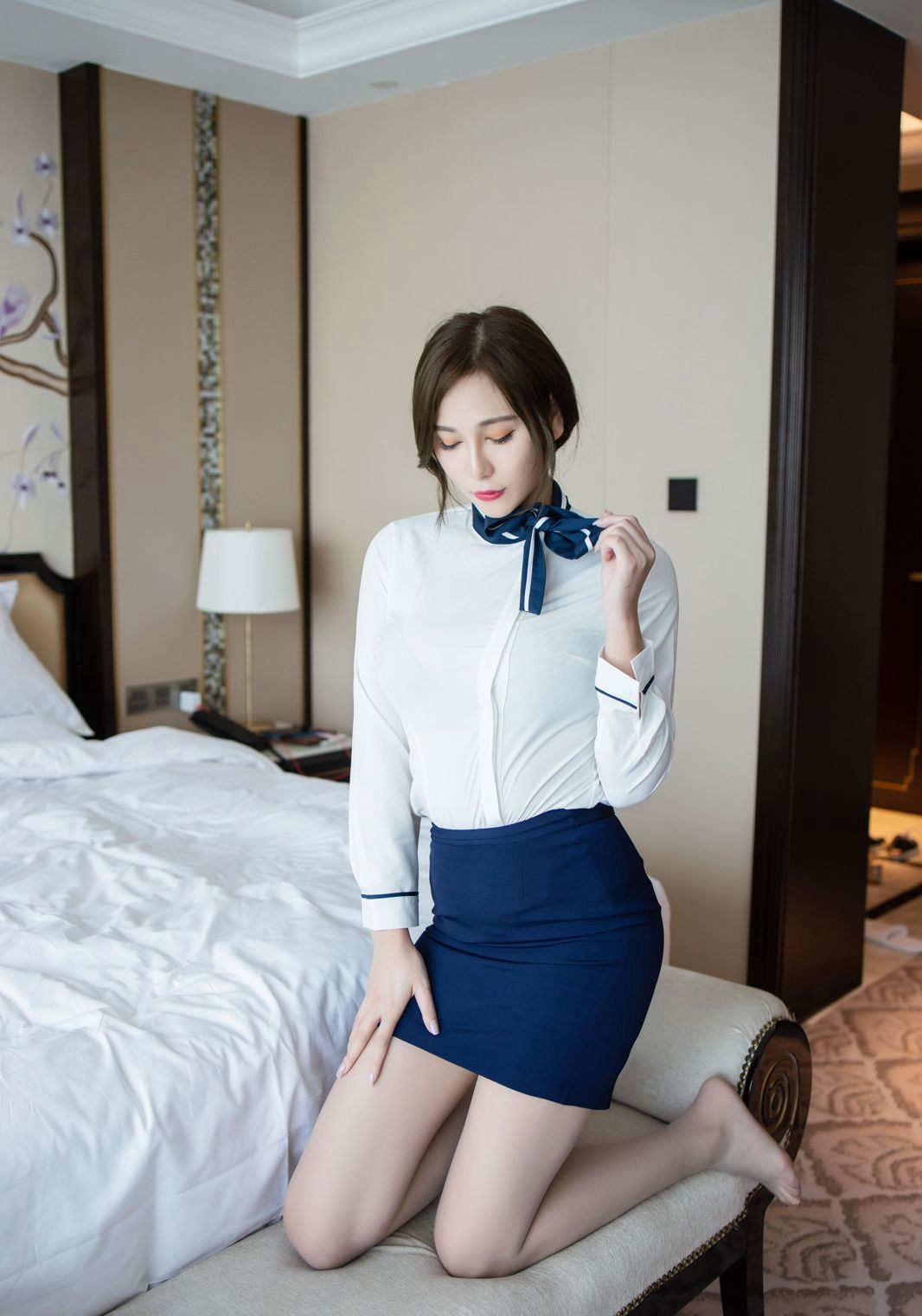 模特lavinia肉肉制服诱惑白皙美腿丝袜2020最新写真