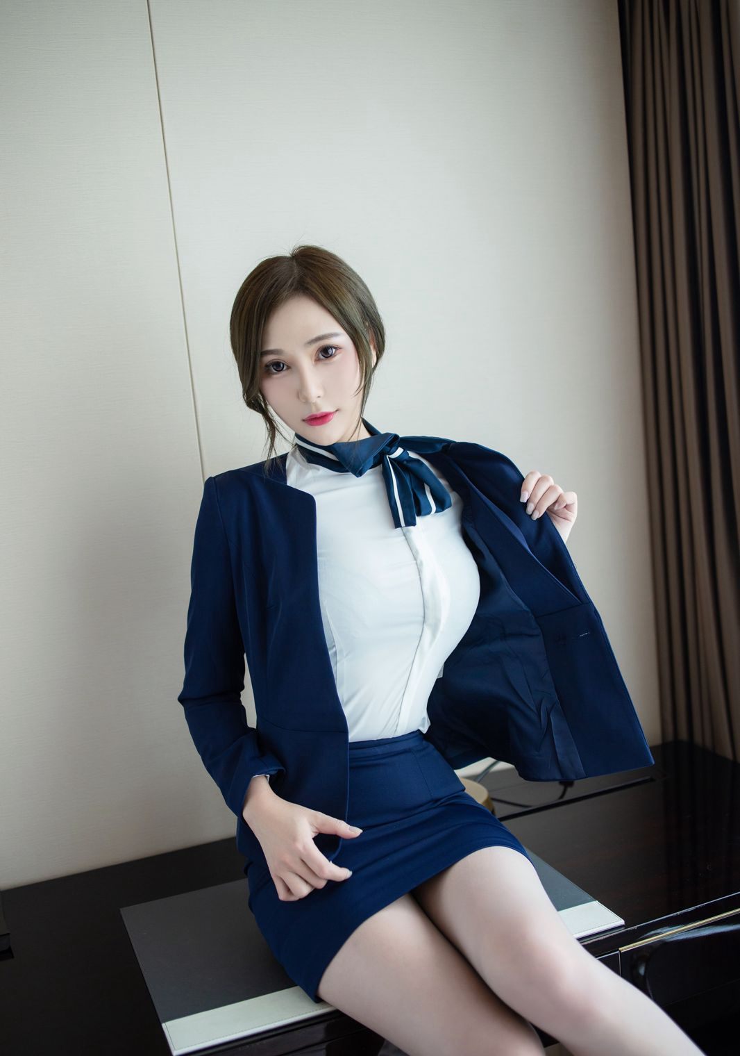 模特lavinia肉肉制服诱惑白皙美腿丝袜2020最新写真