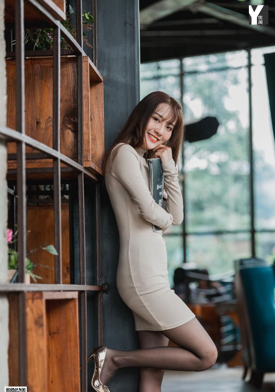 婉萍极致诱惑风骚美腿黑丝袜高跟诱惑翘臀写真