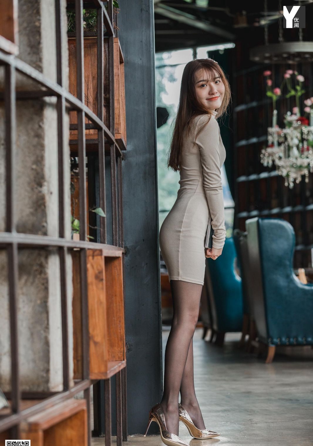 婉萍极致诱惑风骚美腿黑丝袜高跟诱惑翘臀写真