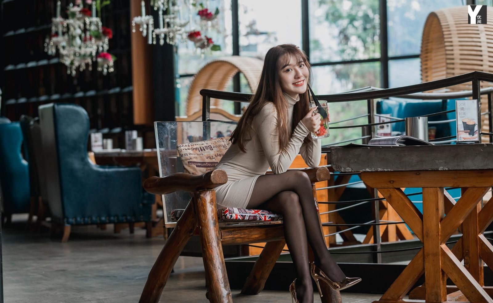 婉萍极致诱惑风骚美腿黑丝袜高跟诱惑翘臀写真