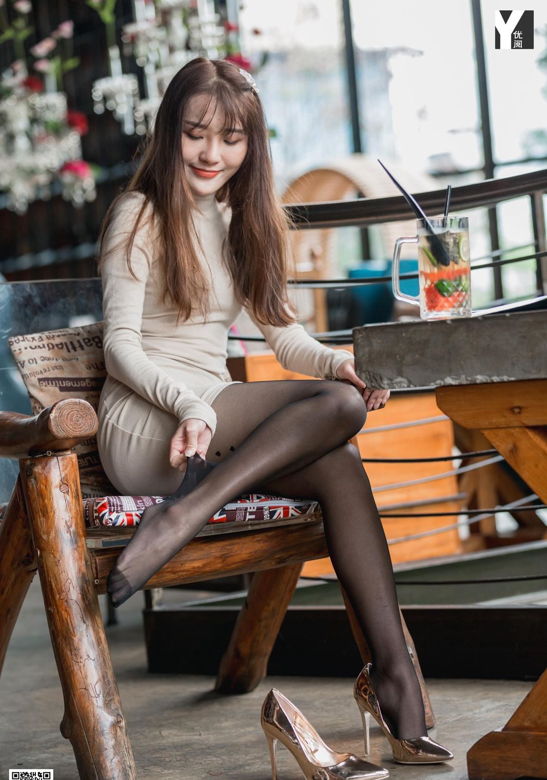 婉萍极致诱惑风骚美腿黑丝袜高跟诱惑翘臀写真