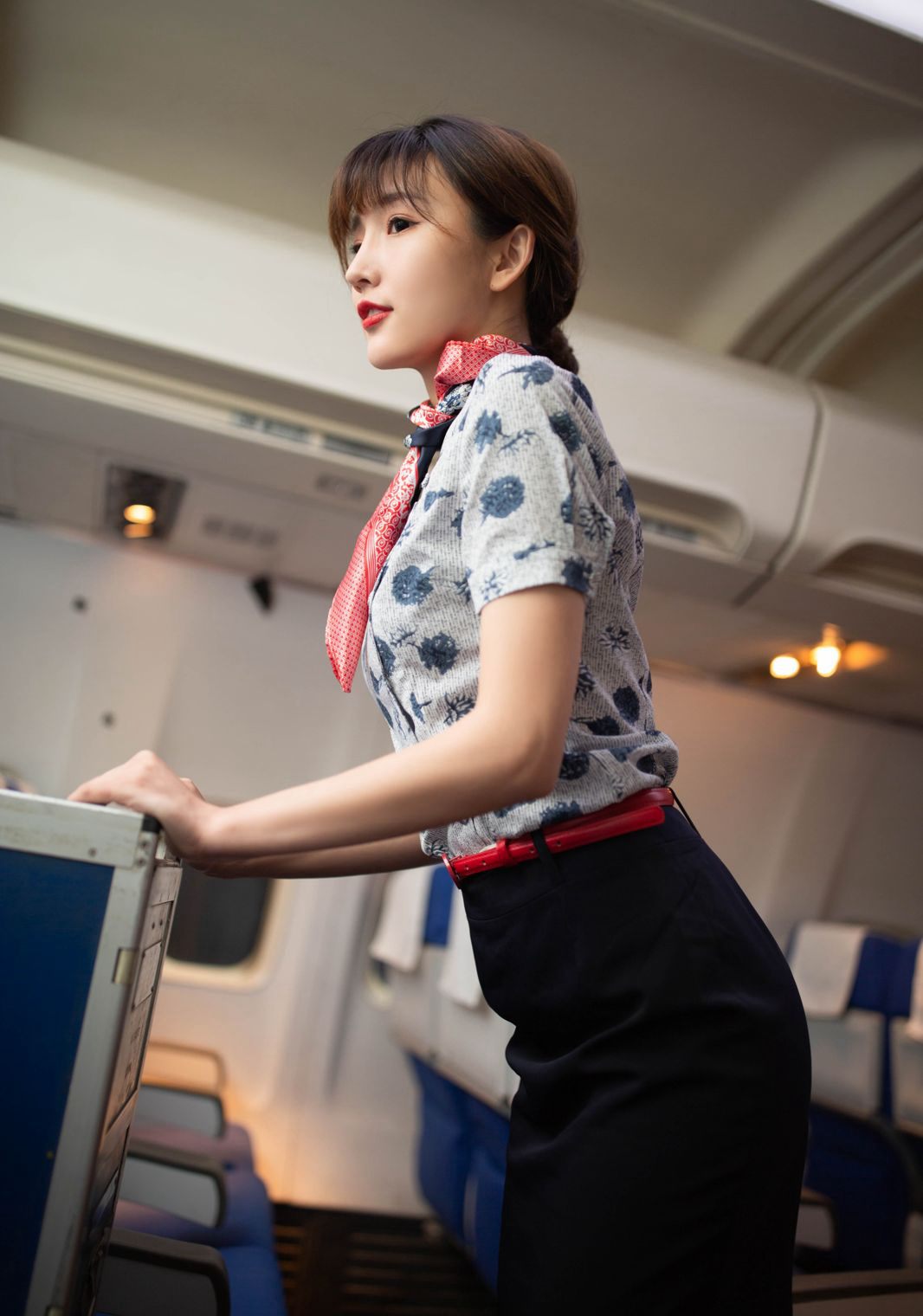 陆萱萱性感空姐制服黑丝美腿极品颜值风骚姿势