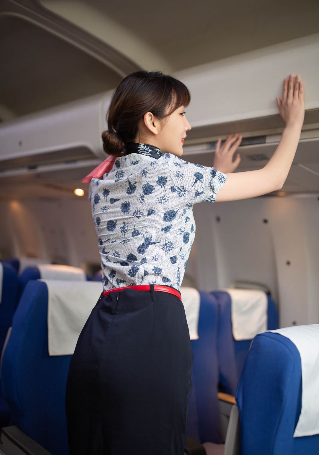 陆萱萱性感空姐制服黑丝美腿极品颜值风骚姿势