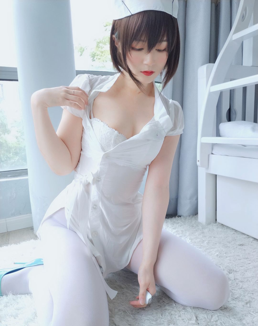 大尺度COS超污白银81白丝美腿性感护士装