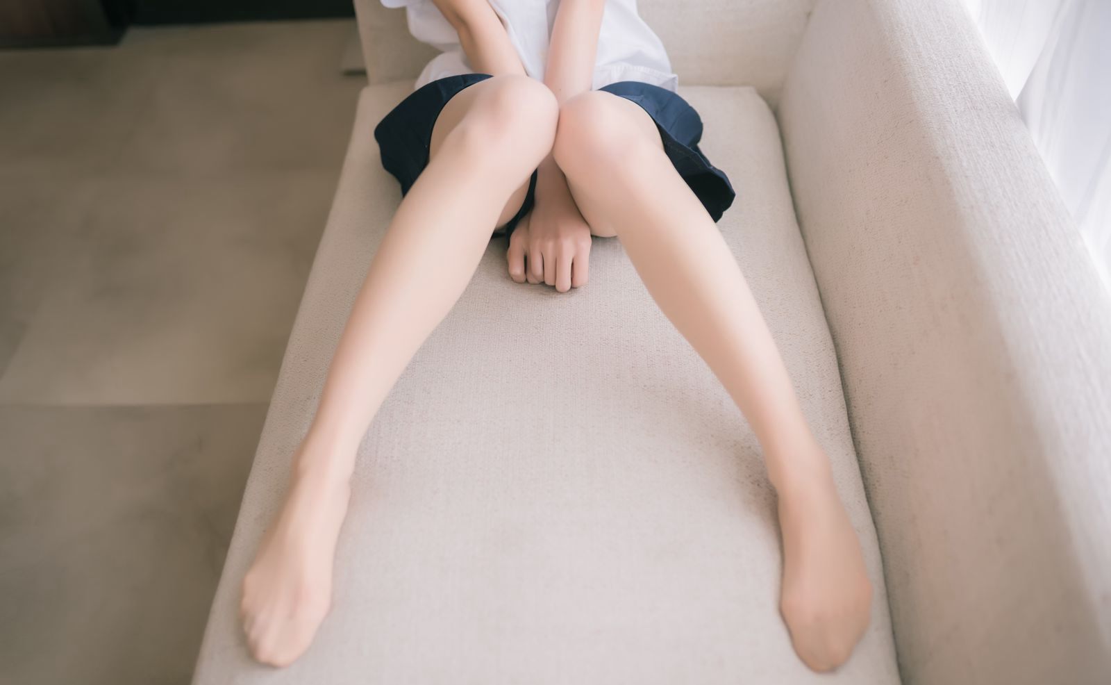 大尺度cos学生装肉丝袜少时映画Kitaro高清美腿写真