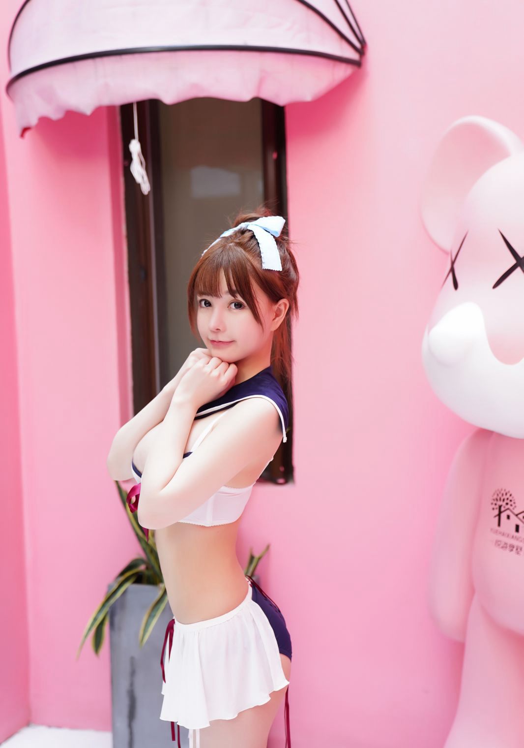 UU酱白丝学生装超大丰乳肥臀性感比基尼