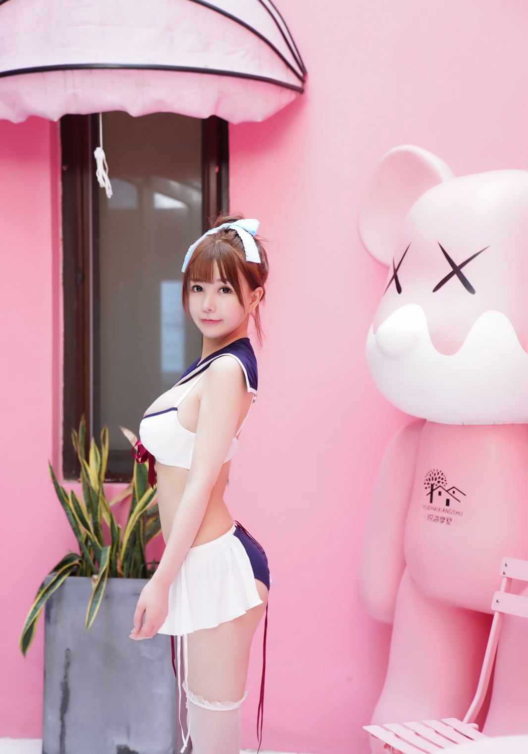 UU酱白丝学生装超大丰乳肥臀性感比基尼