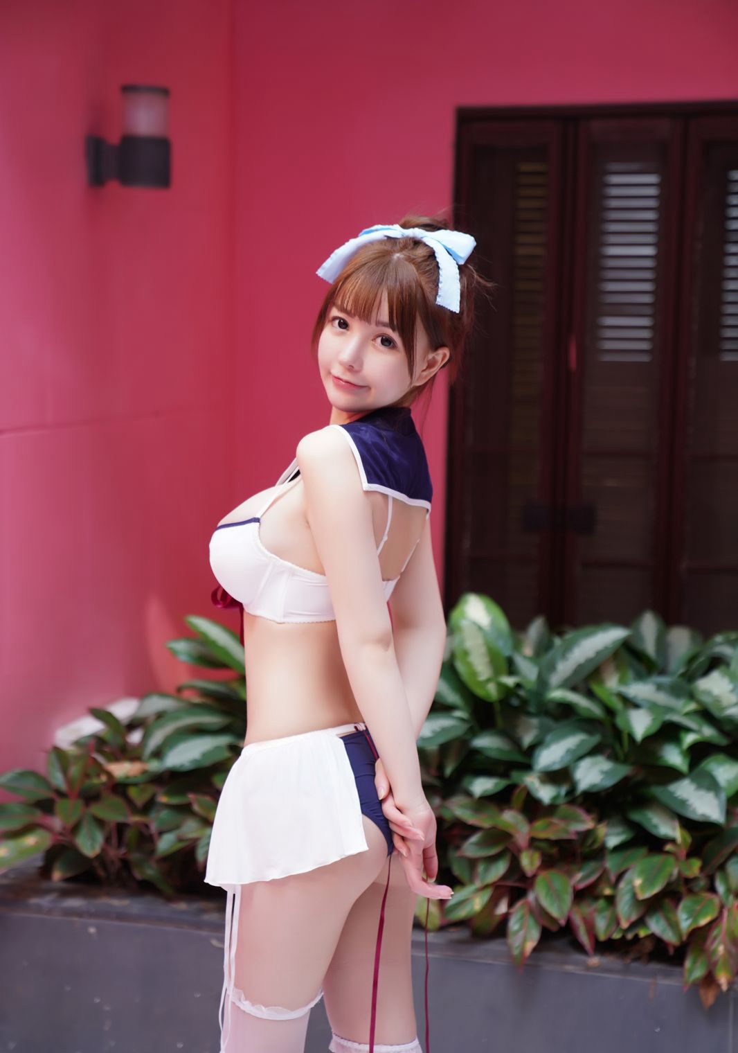 UU酱白丝学生装超大丰乳肥臀性感比基尼