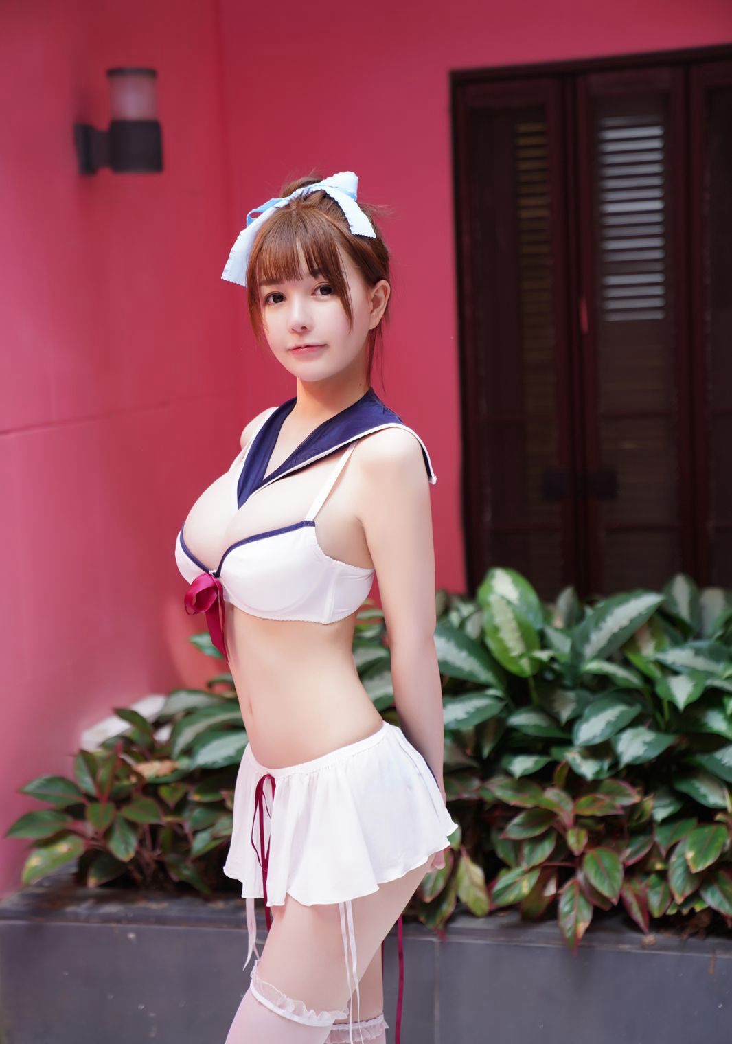 UU酱白丝学生装超大丰乳肥臀性感比基尼