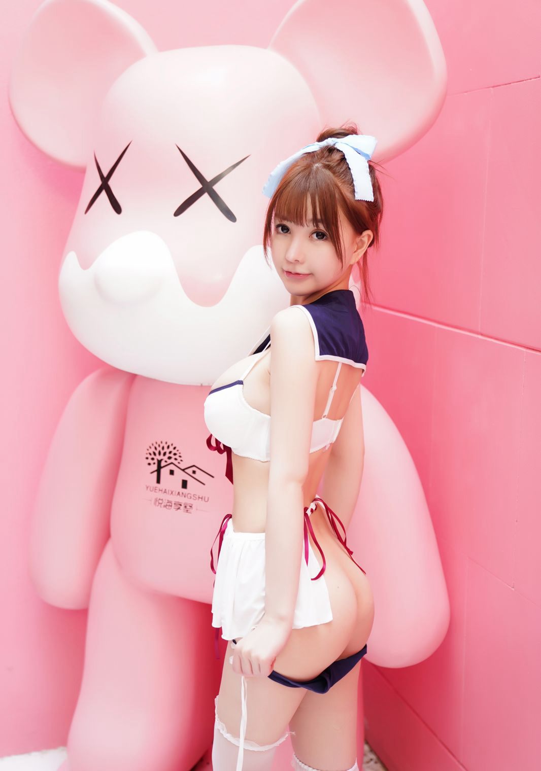 UU酱白丝学生装超大丰乳肥臀性感比基尼